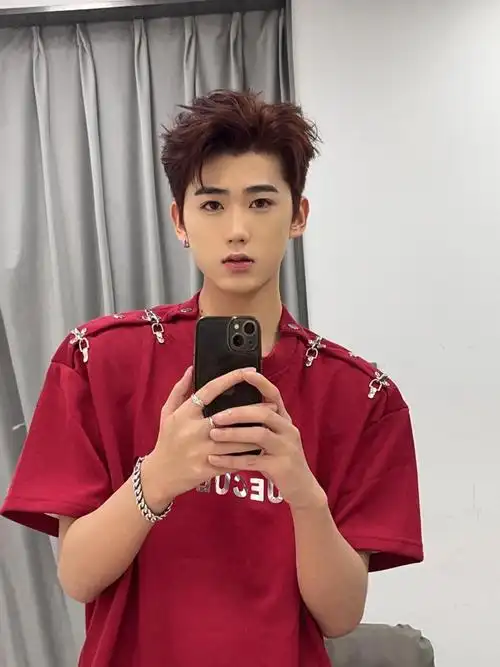 平时出去玩带个墨镜,整上咱们的小西装🤵,非常的到位,适合瓜子脸