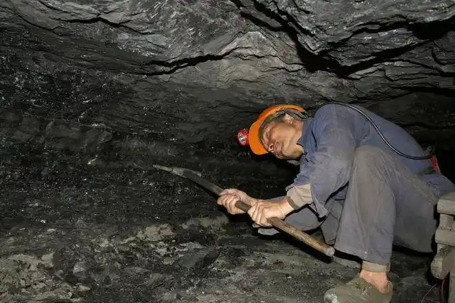 手工挖煤的矿工掘进体验工作面,模拟矿工找位置,打眼,装上炸药  撤人