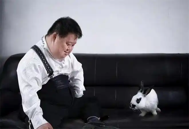 有些人觉得很有趣,有些人则觉得恶心,当众辱骂舟舟是"傻子","智障".