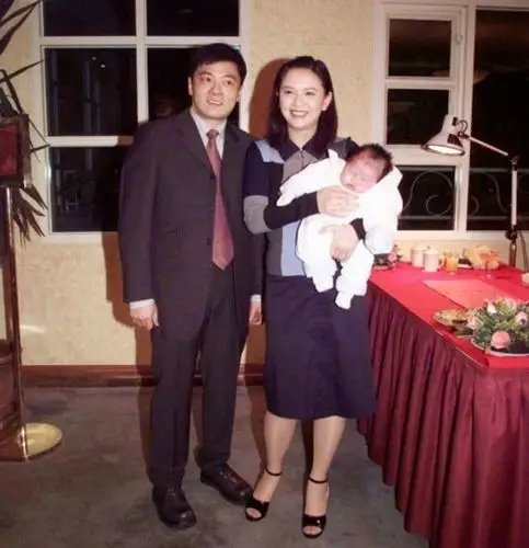 1996年,曾华倩嫁给了富商林肇基,婚后生下了儿子林浩贤.