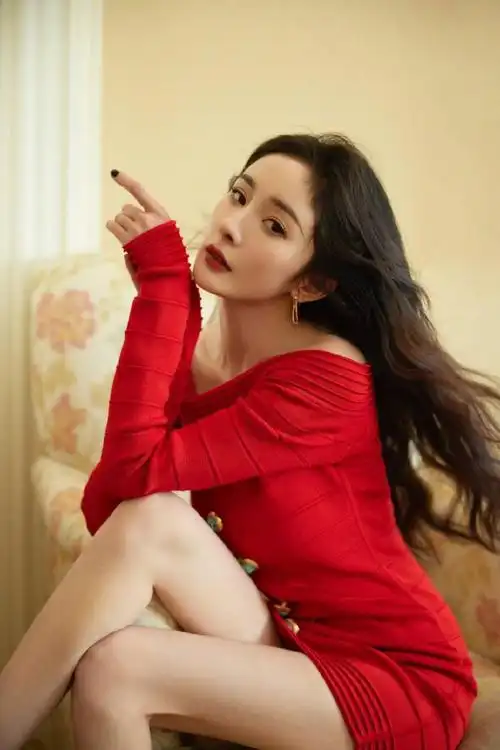 杨幂穿热辣红裙大秀纤细长腿!明艳动人魅力十足 明星搭配 第3张