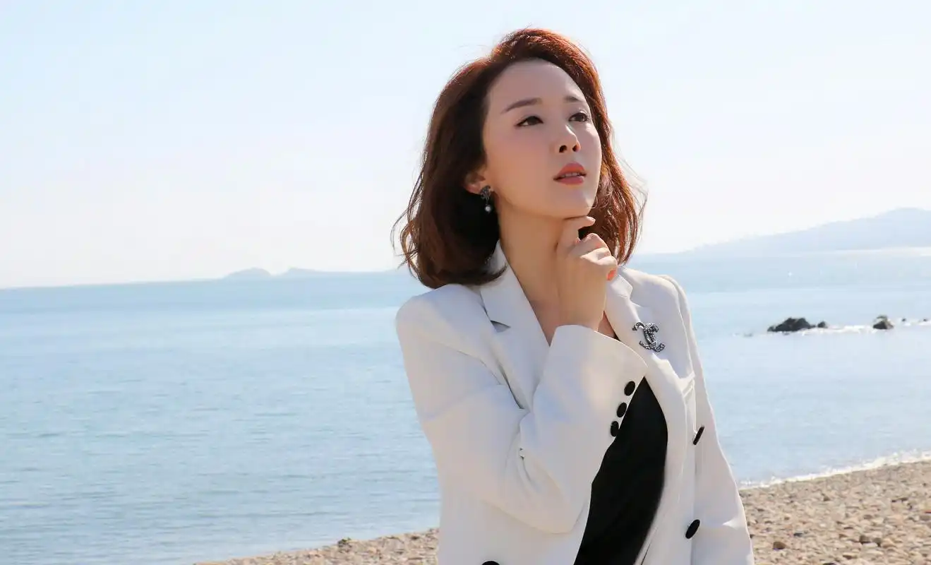 颜丹晨:曼妙身姿,肤白貌美