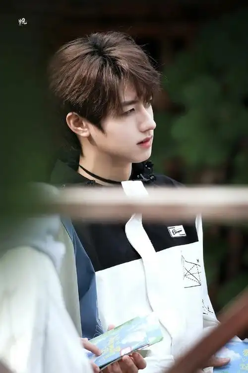 路透黑白冲锋风小粉裙造型可爱帅气每一张都是美颜暴击@tf家族-朱志鑫