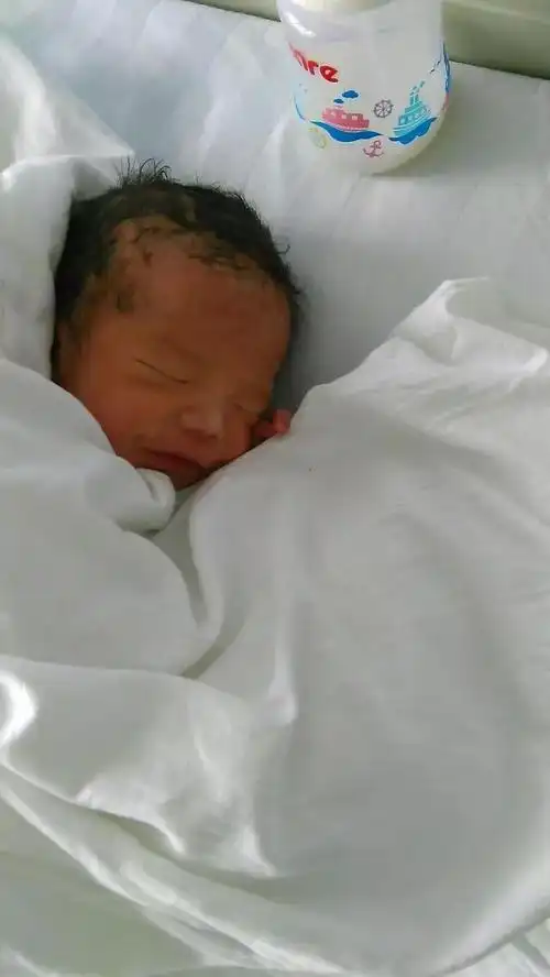 来晒晒你家宝贝刚出生的照片和现在的照片