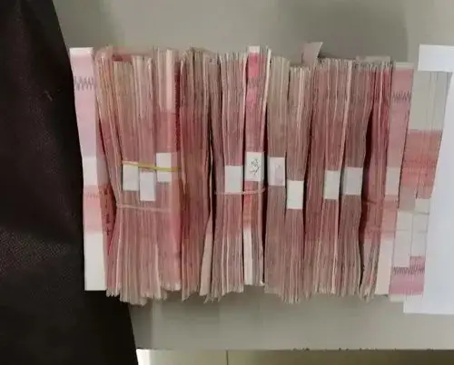 15万现金从眼前飘过,他竟然做了这个动作!