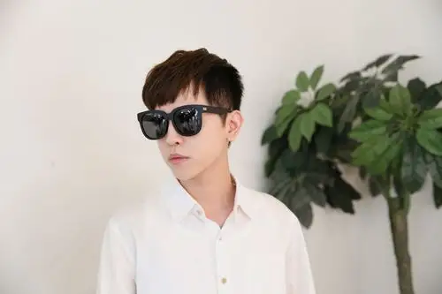 时尚造型 服饰搭配   而且我发现戴上适合自己的墨镜 原本你可能侧脸