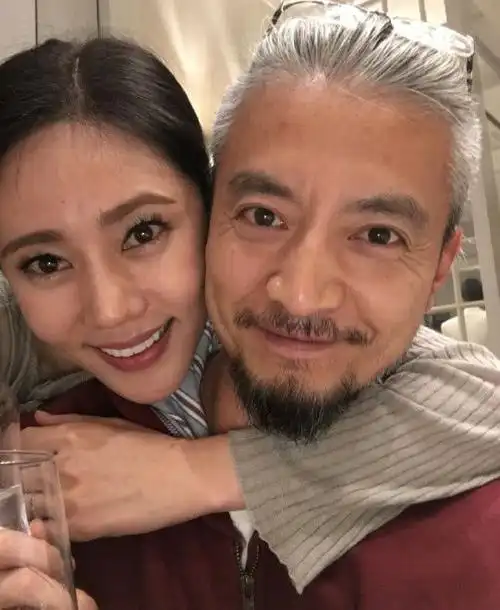 演员邵桐晒照为秋瓷炫夫妇送婚礼祝福 但却遭到网友们热议