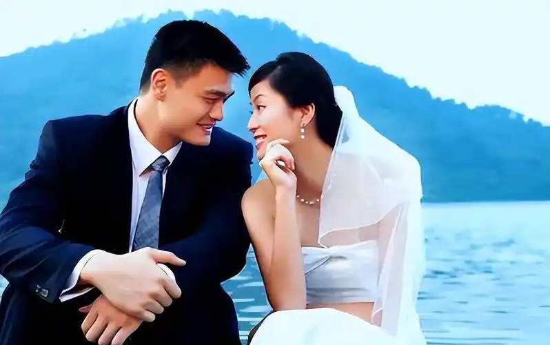 在休斯顿火箭队的比赛生涯中,姚明的手机屏幕上永远都是叶莉的照片