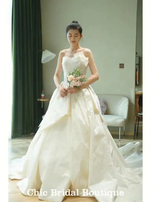 有些漂亮女孩的脸不穿缎面婚纱我真的会哭