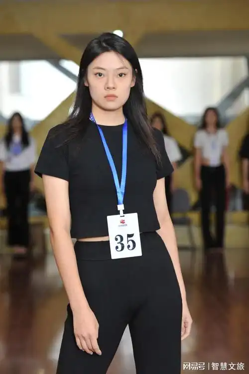 在这场激烈的角逐中,各位选手通过自我介绍,才艺展示,形体展示三大