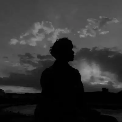 qq男生伤感黑白头像图片在他的生活里没有快乐