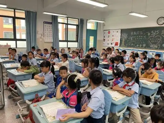 介绍教室里面有什么参观教室原来教室里有这么大的电脑屏幕小朋友们