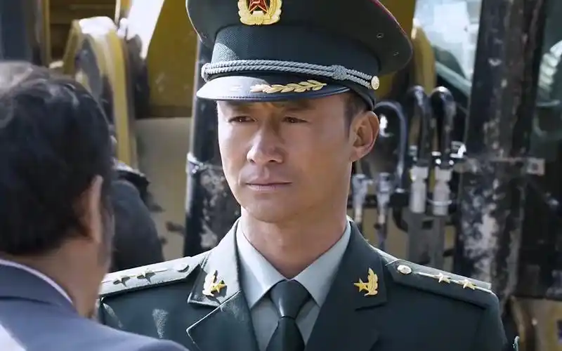 吴京#军人#这就是战友情,为了战友可以不顾一切!