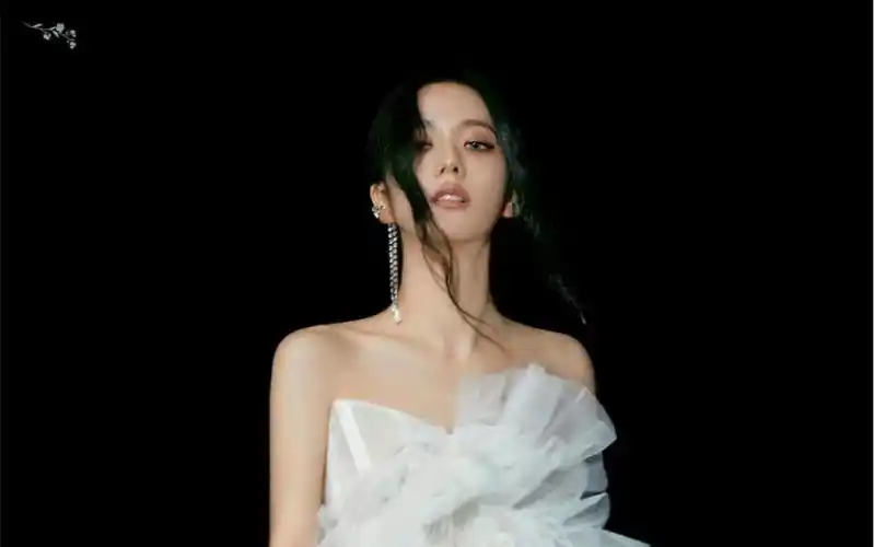 金智秀ins更新第二张solo预告!白衣月神于花凝视 美到极致!