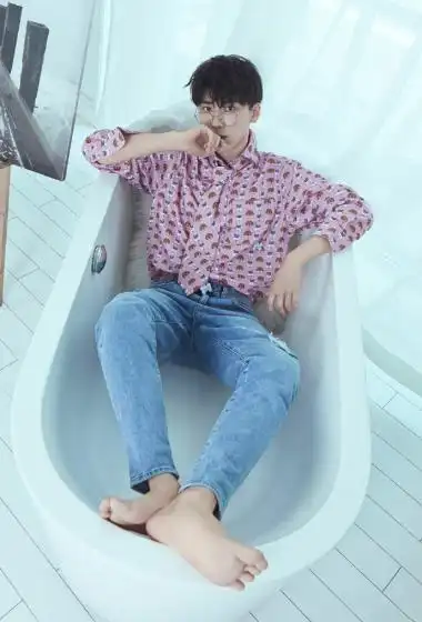 王博文浴室慵懒写真图片16