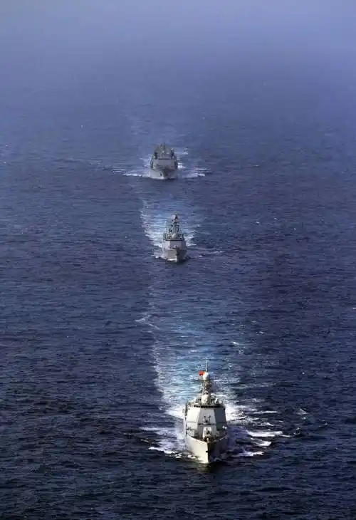 建军节这天,结束"海上联合-2017"军事演习任务的中国海军舰艇编队在向