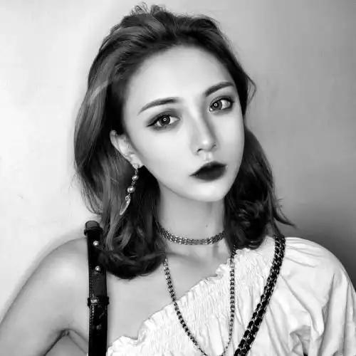 霸气冷漠女生头像黑白,不要踮着脚尖去爱一个人