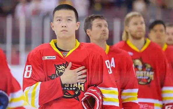 英达现身儿子冰球赛 英达涉嫌洗钱内幕英如镝资料照片