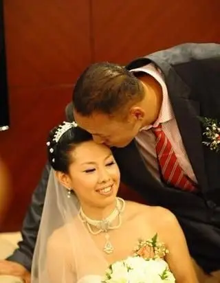 世界最高夫妇婚礼丈夫2米36妻子1米9超姚明夫妇图