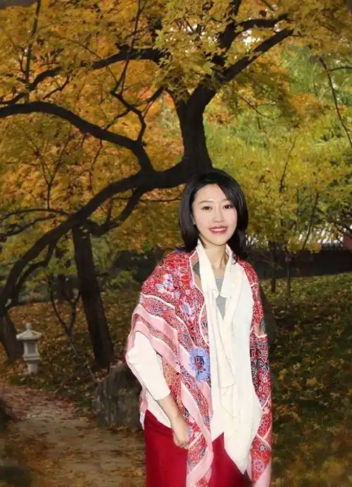 新闻网号1 90后女主播王音棋:穿西装显得挺拔,民族风也优雅_造型_休闲