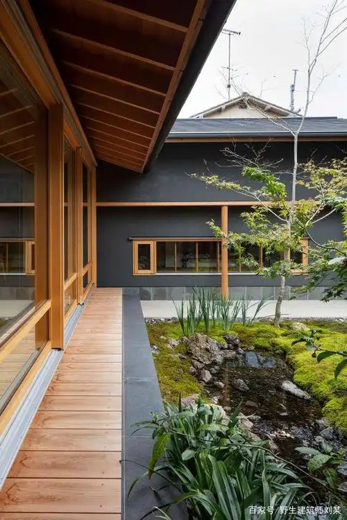 200㎡的日式住宅:以木为材,围绕一个流水庭院组织空间