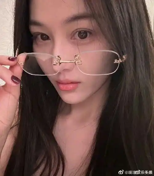 张馨予素颜随拍##张馨予晒素颜照