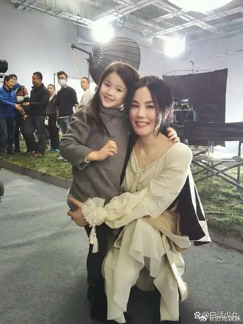 原来酷酷的王菲,笑起来这么温柔!