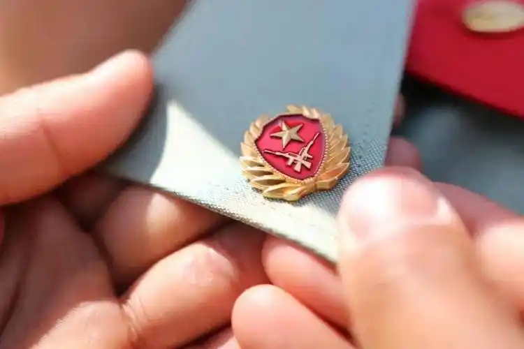 领花肩章相映红佩戴警衔更是责任的嘱托它是成长的见证它承载着新兵的