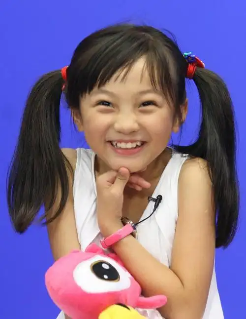 林妙可,一位童星出身的年轻女孩,最近发布了许多新近照片.