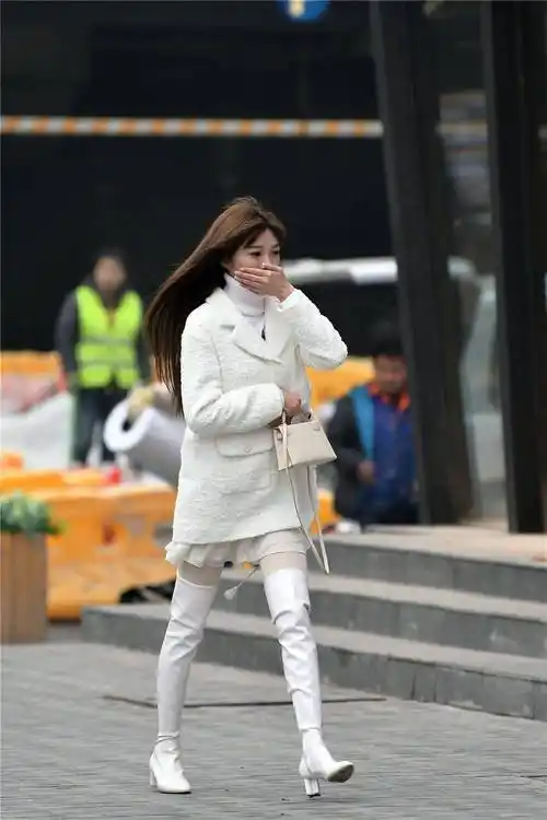 白色粗跟过膝靴,搭配白色丝袜,毛衣和外套都是白色的_效果_美女_款式