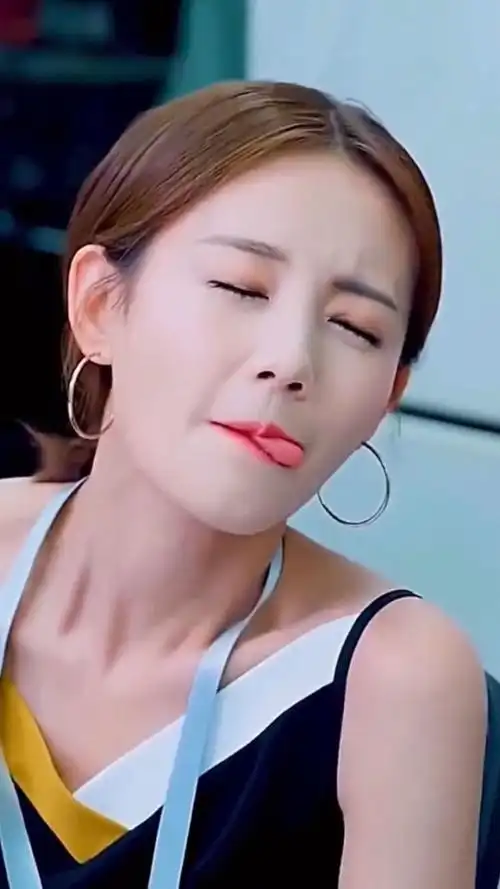 女神吐舌头瞬间,太美了