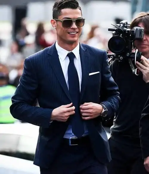 当c罗穿上西装,简直是帅得一塌糊涂c罗西装高清壁纸分享帅吗你们觉得