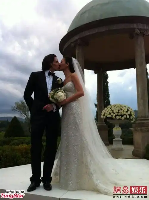 周汶锜出席活动露尴尬