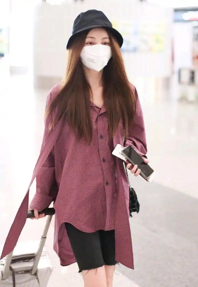 原创 姚笛高调现身机场,穿格子衬衫配黑色半截裤,时不时尚?一目了然