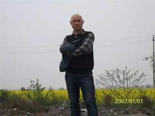 开封谁认识这个光头男快问问他他是不是有个失散多年的哥哥