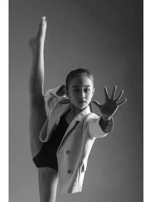 儿童舞蹈艺术照一黑白光影
