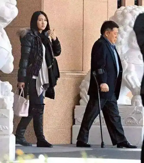 黎姿携老公庆父母金婚纪念,退出影坛从商,港版樊胜美活出大逆转