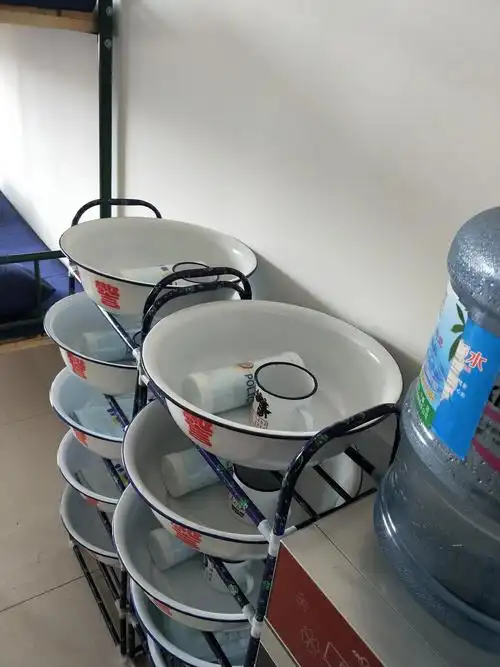 这是他们的洗漱用具,就连洗漱,他们也不马虎,整整齐齐,做到军人该有的