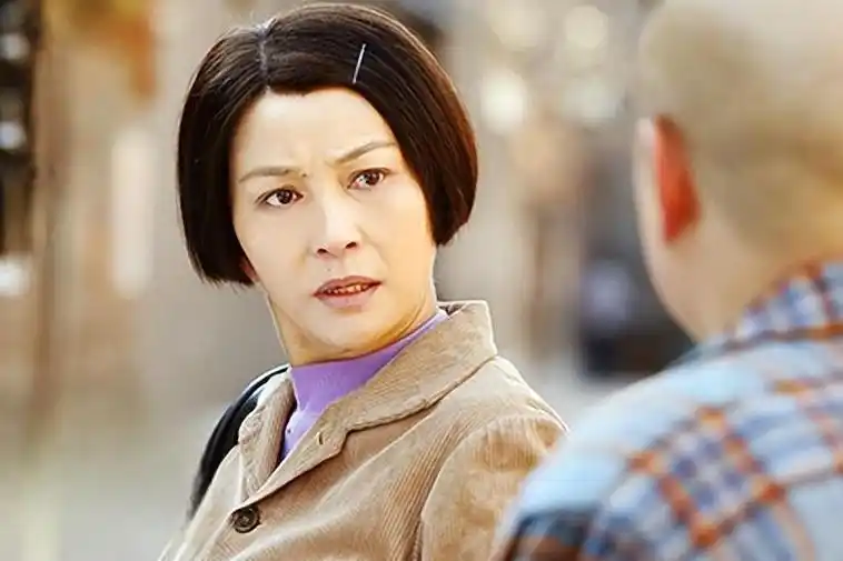 拍38年戏的影后 艾丽娅,少数民族女孩,从北电毕业后成为一名演员,拍摄