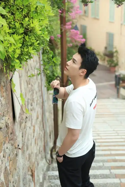 【真人娱乐】王冠逸夏日私服曝光 经典搭配难掩完美肌肉线条