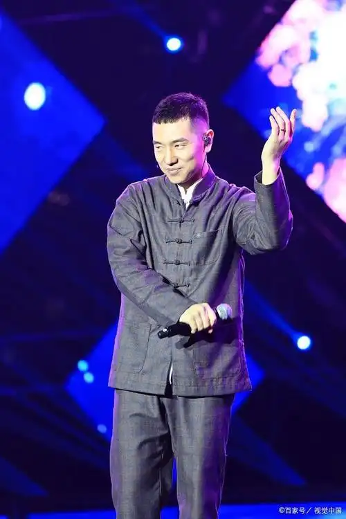 王琪现在是一个热门的音乐人,作曲填词演唱,一个人可以全包,典型的