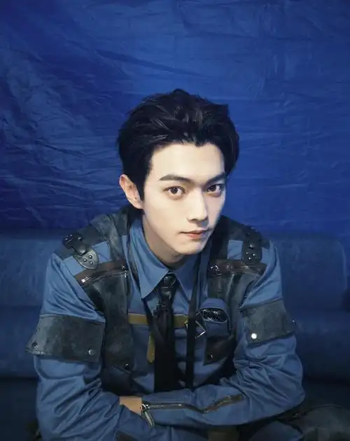 许凯高铁站被私生围堵,怒斥粉丝连累自己,官方警告必要报警