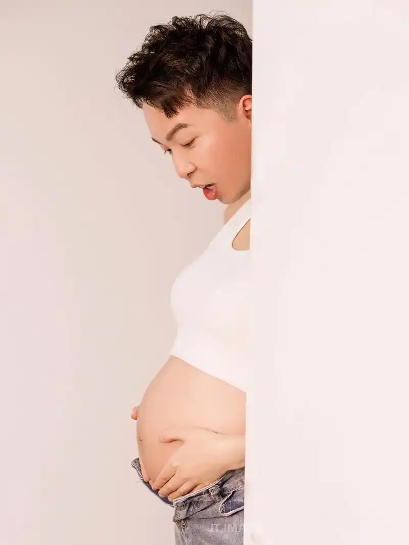 居家孕妇照趣味搞怪的三口之家可爱合照