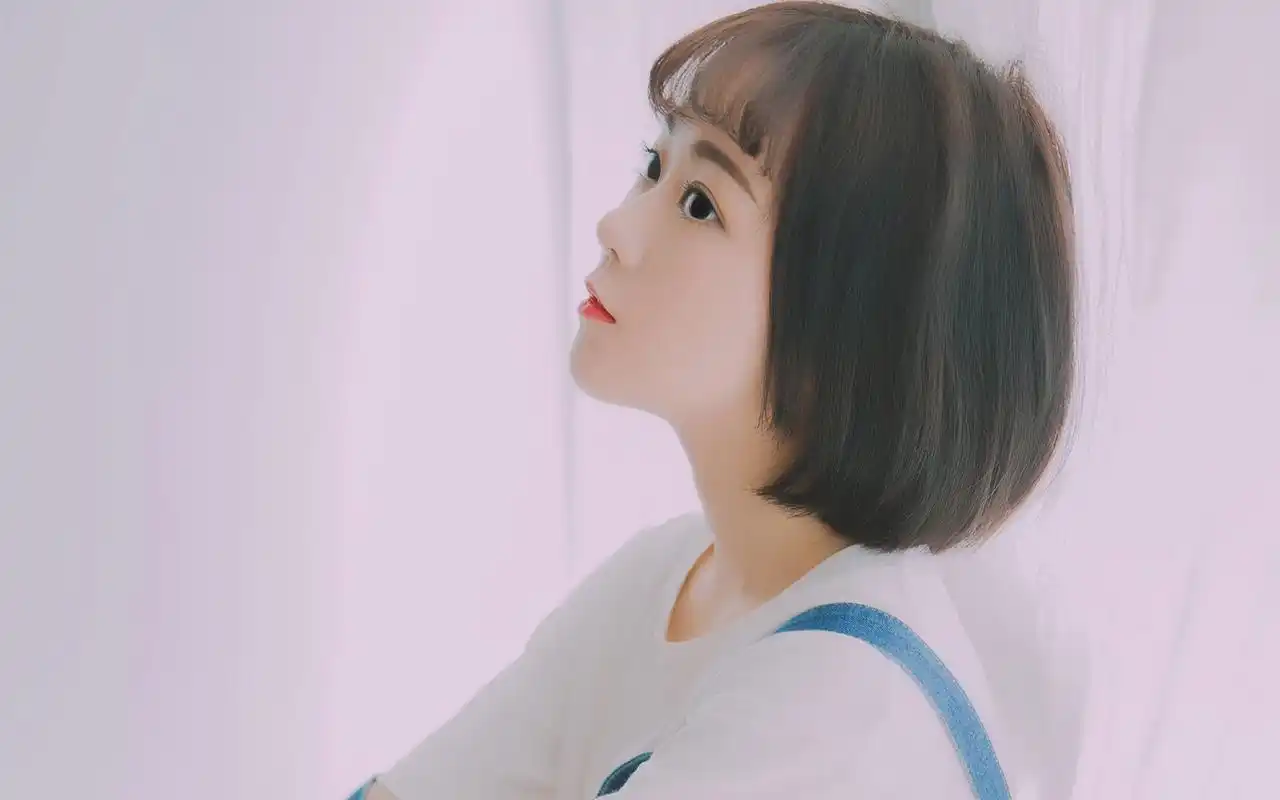 清纯短发美女居家小清新高清壁纸