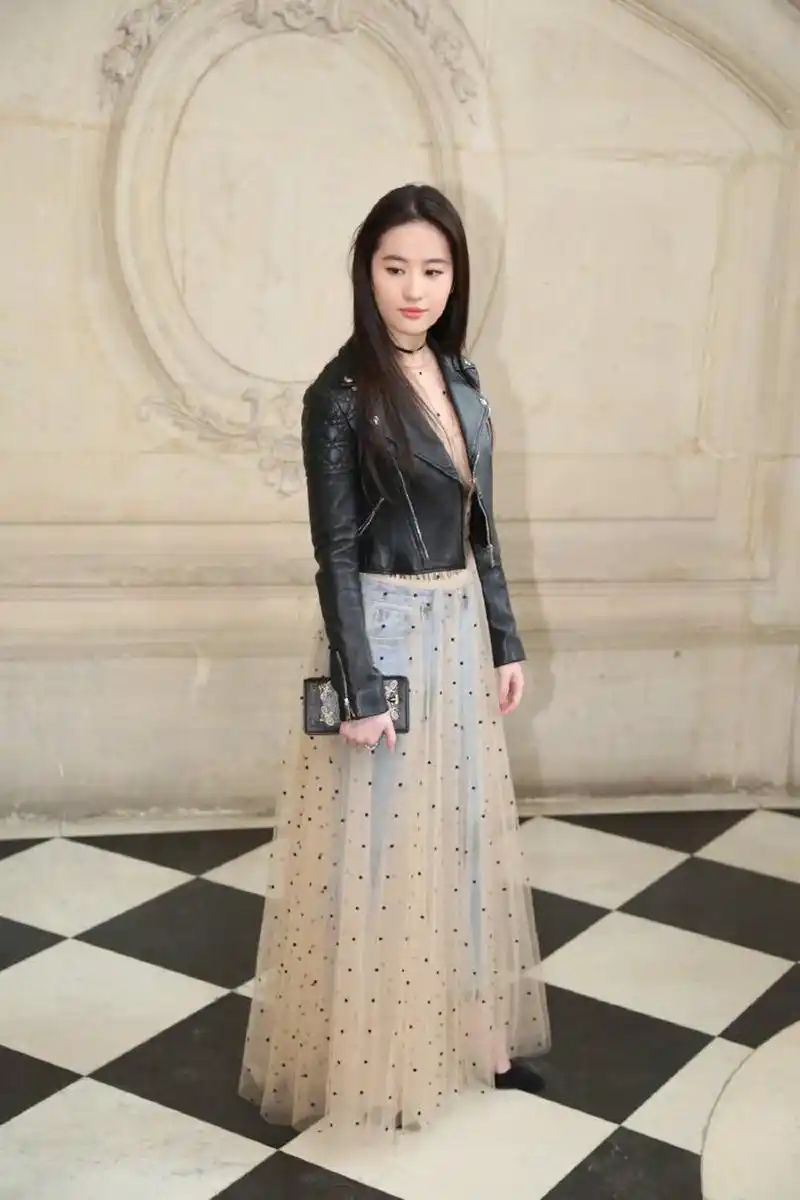 刘亦菲2017巴黎时装周[鲜花]