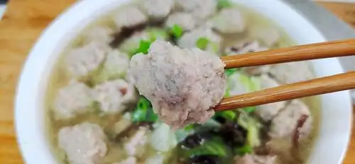 生汆丸子好吃有窍门大厨都这么做嫩到入口即化一盆都不够吃