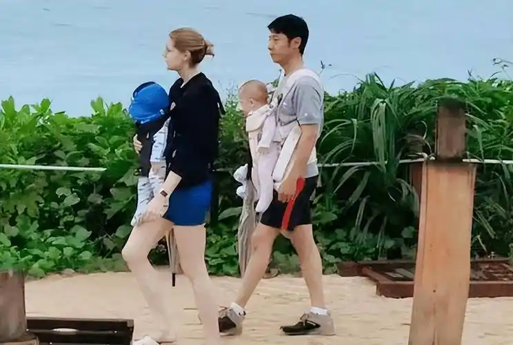 撒贝宁武汉过年:妻子李白特时尚,妹妹撒贝娜含蓄,龙凤胎太呆萌_家庭