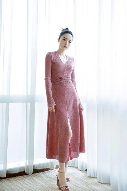 董璇罕见拍时尚大片,穿性感高叉裙宛如美人鱼,离婚后却越活越美