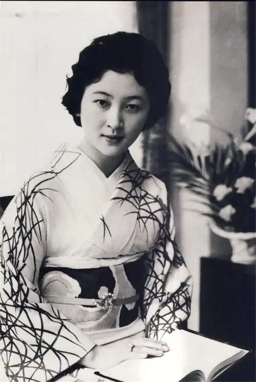 美智子拒绝与天皇合葬,浮华背后日本皇后有多少屈辱?