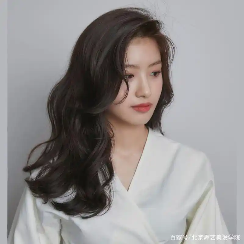 最新流行的韩式中长卷发推荐